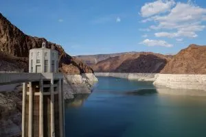 A dam in California. Photo by Ana Filipa Neves on Unsplash